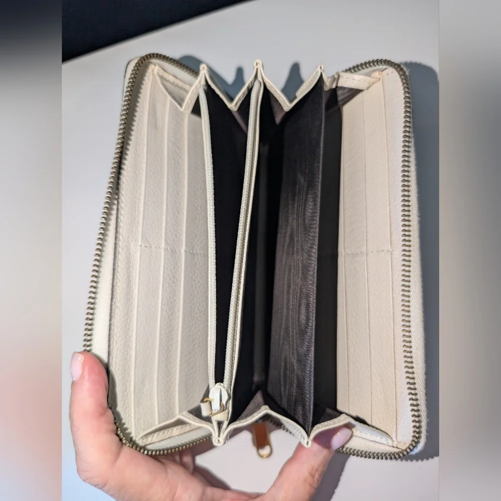 Vintage Gucci Cream Leather Zip Wallet with Interlocking GG - Picture 8 of 11